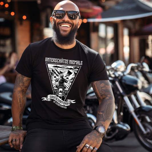 Unterschätze niemals einen älteren Biker - T-Shirt